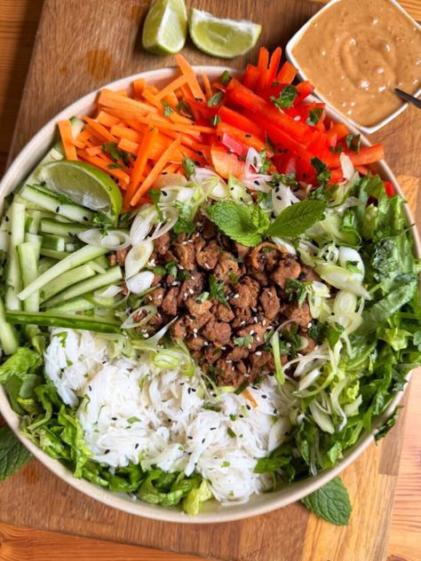 Vietnamese summer roll bowl Vietnamese Rice Bowl, Summer Roll Bowl, Vietnamese Summer Rolls, Frozen Fruit Bars, Korean Beef Bowl, Summer Roll, Vietnamese Rice, Spring Mix Salad, Corn Avocado Salad