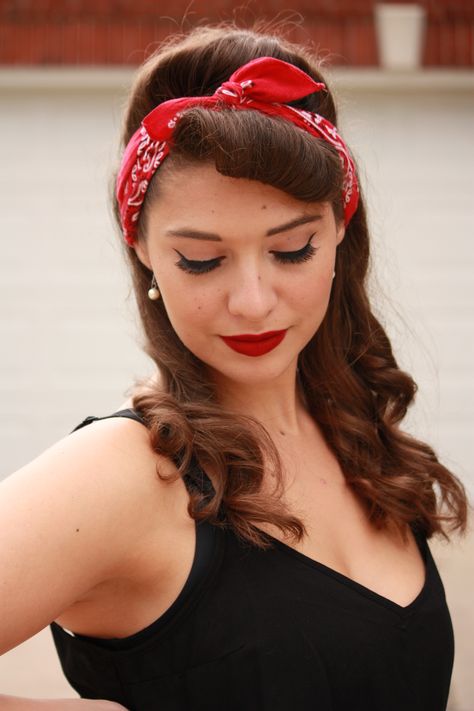 Cabelo Pin Up, Greaser Hair, 50s Hairstyles, Pin Up Looks, 1940s Hairstyles, Rockabilly Girl, Rockabilly Hair, Pin Up Hair, Red Bandana