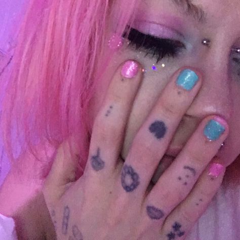 pastel grunge bby💅🏻💖🎀 2014 Pastel Goth, Manic Dream Pixie, Alien Girl Aesthetic, Pastel Punk Aesthetic, Extraterrestrial Aesthetic, Tumblr Pastel Goth, Pastel Grunge Aesthetic, Pastel Goth Tumblr, Glitter Grunge