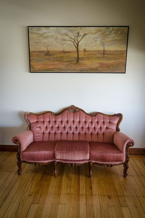 Original French vintage pink Louise Chesterfield, 3-seater sofa Pink Vintage Couch Living Room, Antique Couches Living Room, Vintage Sofa Pink, Pink Victorian Couch, Vintage Pink Couch, Coquette Sofa, Vintage Sofa Aesthetic, Antique Couch Living Room, Pink Vintage Couch