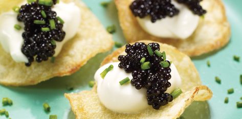 Caviar Appetizers, Potato Chip Recipes, Crunchy Potatoes, Caviar Recipes, Champagne Cocktails, What's For Dinner, Chips Recipe, Romanoff, Potato Chips