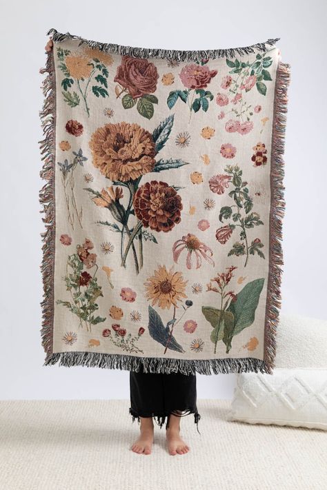 Throw Blanket Floral, Vintage Throw Blanket, 80s House, Vintage Blankets, Floral Throw Blanket, Dream Things, Woven Blankets, Flower Tapestry, Linen Cupboard