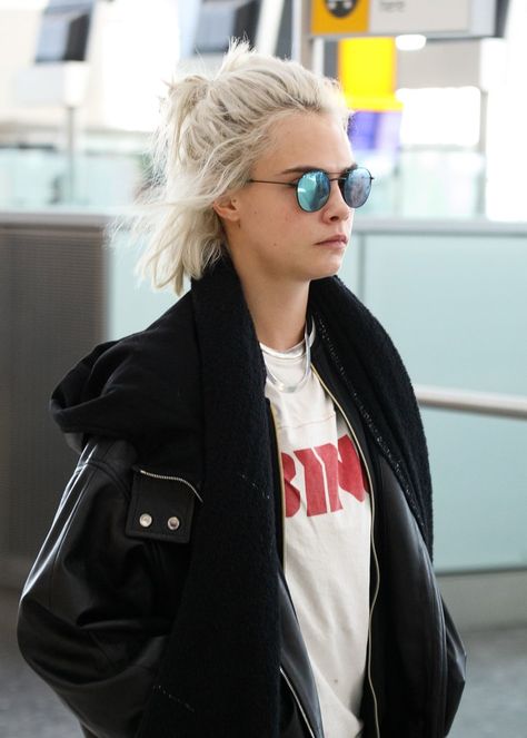 Cara Delevingne Hair, Cara Delevingne Style, Platinum Hair Color, Blonde Hair Transformations, White Blonde Hair, Platinum Hair, White Blonde, Bleach Blonde, Platinum Blonde Hair