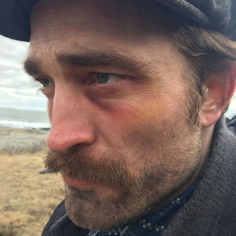 robert pattinson behind the scenes of the lighthouse, 2018. Dull Aesthetic, A24 Movies, Makeup Effects, Special Makeup, The Lighthouse, Robert Pattinson, Photo Reference, Male Face, Facial Hair