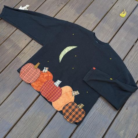 Vintage Pumpkin Sweatshirt Halloween Sweatshirt Diy, Diy Halloween Sweatshirt, Sweatshirt Applique Diy Ideas, Applique Sweatshirt Diy, Grandma Hobbies, Appliqué Shirts, Quilt Clothes, Sew Applique, Beginner Quilting Projects