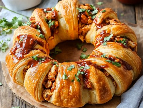 Easy Barbecue Chicken Crescent Roll Ring Chicken Crescent Rolls, Chicken Roll Ups, Weight Watchers Dinner Recipes, Easy Carrot Cake, Crescent Roll Dough, Barbecue Chicken, Baking Mat, Crescent Rolls, Shredded Chicken