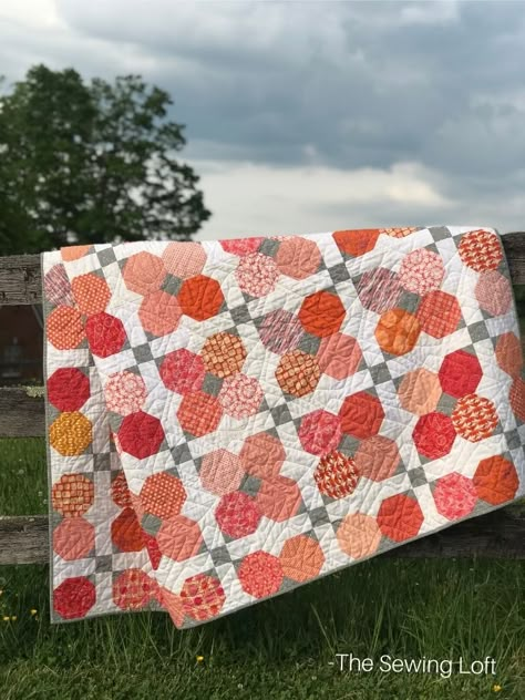 Poppy Seeds Quilt | Creative Chops Series - The Sewing Loft Quick Quilts, Flower Quilt Patterns, Charm Square Quilt, Layer Cake Quilts, Quick Quilt, Fat Quarter Quilt, Flower Quilts, Flower Quilt, Scrappy Quilt