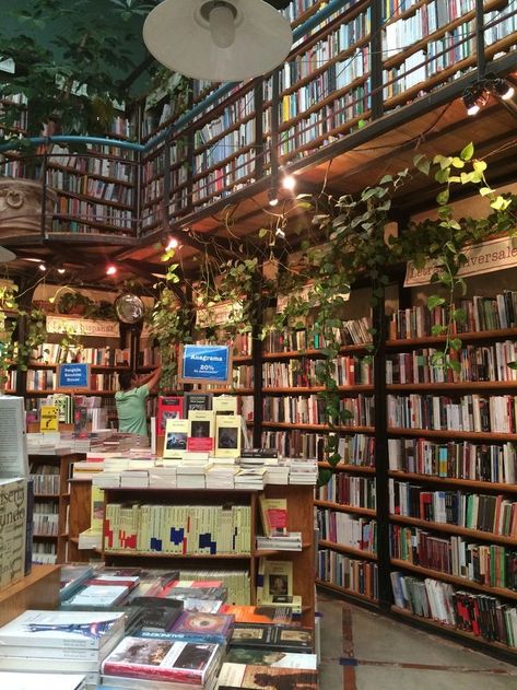 Libreria Aesthetic, Book Atheistic, Book Store Aesthetic, Bookshop Café, Library Store, Bookstore Cafe, Dream Library, Library Aesthetic, Book Cafe