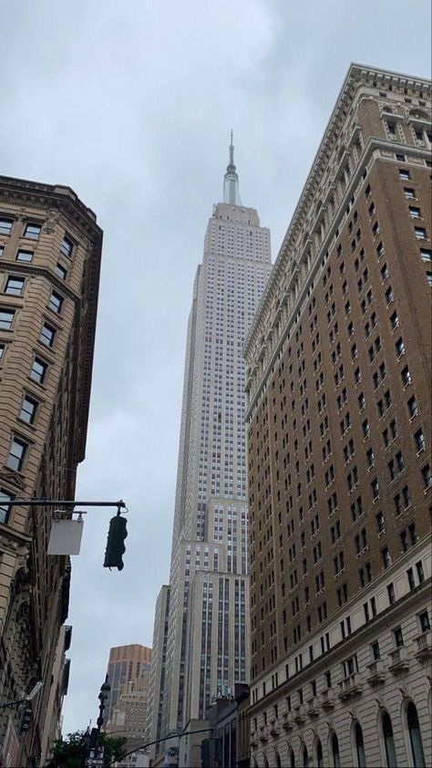 New York Cloudy Day, Cloudy New York, New York Aesthetic Day, Nyc Cloudy, Cloudy Day Aesthetic, New York Apartment Aesthetic, New York Buildings, New York Wallpaper, Building Aesthetic