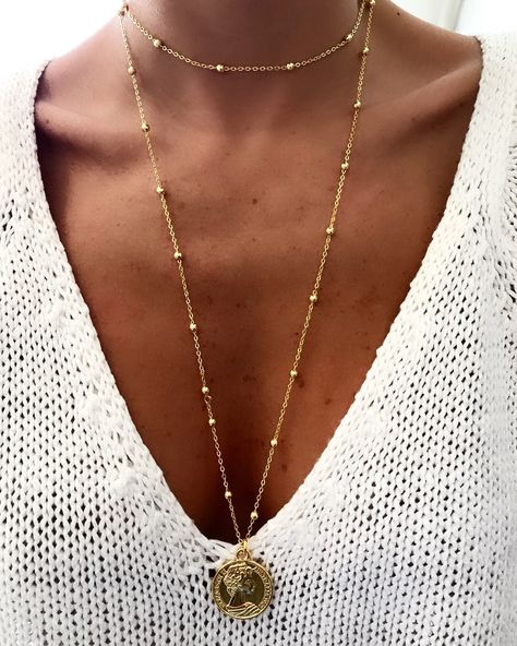 Gold Chain Necklace Outfit, Gold Necklace Delicate, Coin Necklace Gold, Gold Medallion Necklace, Delicate Gold Necklace, Gold Coin Necklace, Gold Medallion, Necklace Layering, Dainty Gold Necklace