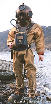 uk_scotland_inland_antique_suit.gif (205×417) Diving School, Navy Diver, Diver Down, Deep Sea Diver, Diving Helmet, Vintage Helmet, Deep Sea Diving, Scuba Diving Equipment, Diving Suit