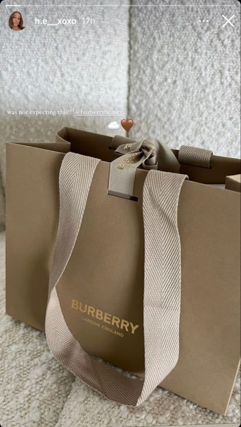 Luxury Clothing Packaging, Burberry Packaging, Beige Shopping Bag, Shopping Bags Aesthetic, Luxury Shopping Bags, Classy Packaging, Luxury Shopping Bag, Luxury Paper Bag, Paper Bag Design