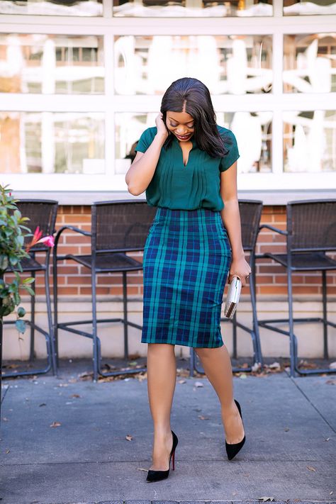 Corporate Skirts, Jadore Fashion, What To Wear To Work, Corporate Dress, Pencil Skirt Outfits, Corporate Attire, Look Formal, Plaid Pencil Skirt, Plaid Outfits