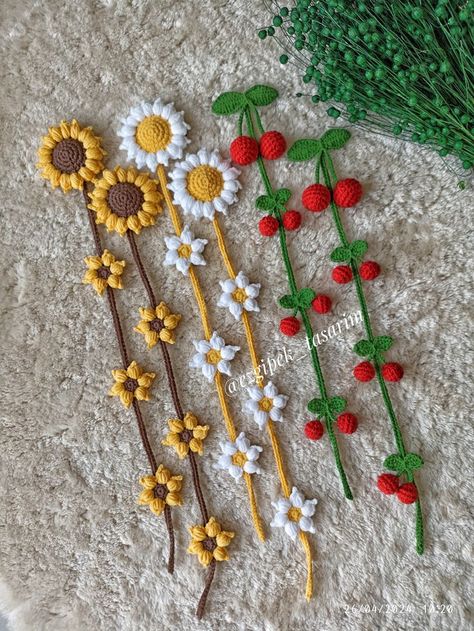 Crochet Bobby Pins, Crochet Hairclip, Crochet Hair Clip, Crochet Projects To Sell, Crochet Hair Bows, Diy Hair Accessories Ribbon, Crochet Garland, Crochet Hair Clips, Crochet Hair Accessories