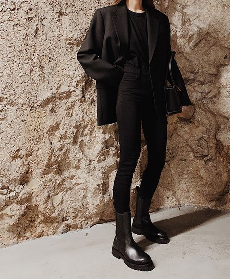 Dark Formal Outfit, Kookcore Outfit, Black Inspired Outfits, Black Winter Fashion, Full Black Outfit, Bottega Veneta Arco, All Black Fashion, Goblin Core, The Frankie Shop