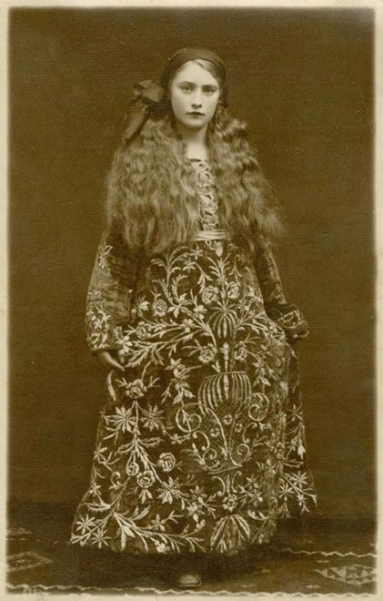 Jewish Clothing, Bulgarian Women, Slavic Folklore, Jewish Girl, Jewish Women, Historical Women, Flapper Girl, Jewish Jewelry, Folk Dresses