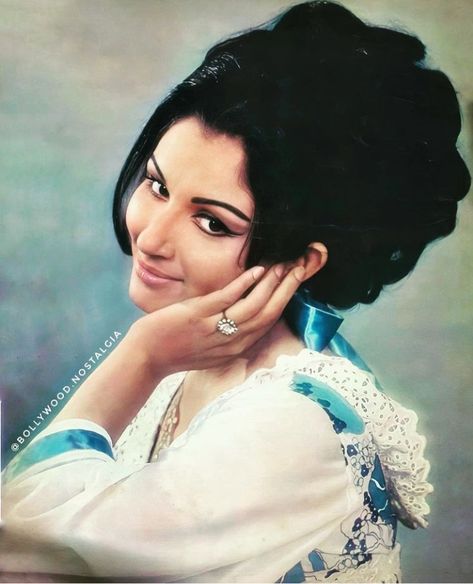 Indian Retro, Sharmila Tagore, Vintage Bollywood, Indian Movies, Body Poses, Retro Women, Bollywood Actors, Bollywood Stars, Bollywood Celebrities