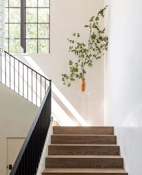 29 Staircase Ideas That Will Elevate Your Home's Design Simple Gallery Wall, Wood Railings For Stairs, Marie Flanigan Interiors, Small Staircase, Marie Flanigan, Staircase Landing, Staircase Wall, Wood Staircase, Tile Stairs