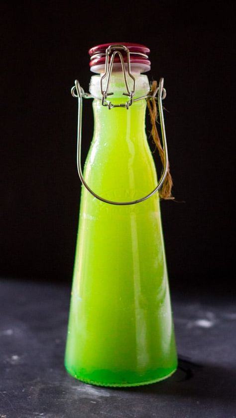 Made with classic lime jello, pineapple juice and kiwi juice, this Harry Potter Polyjuice Potion is perfect for an type of Halloween creepy party! Party Ideas Drinking, Polyjuice Potion Recipe, Drinks Virgin, Harry Potter Polyjuice Potion, Factor Recipes, Harry Potter Dinner, Harry Potter Drinks, Kiwi Juice, Potions Recipes