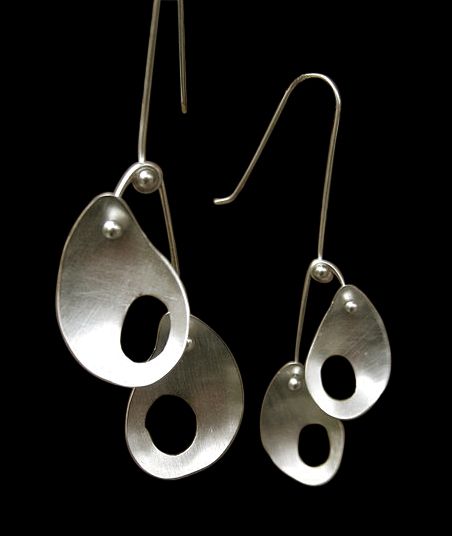 by TCMjewelryDesigns. Beautiful work, these remind me of Alexander Calder's mobiles. Alexander Calder Jewelry, Calder Jewelry, Jewellery Design Ideas, Artisan Jewelry Earrings, Interesting Jewelry, Earring Inspiration, Jewellery Art, Art Jewelry Contemporary, Modernist Jewelry