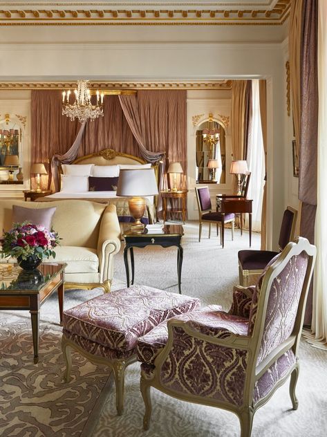 Hotel Plaza Athenee Paris, Hotel Room Design Plan, Royal Bedroom, Paris Rooms, Luxury Hotel Room, Big Bedrooms, Superior Room, Hotel Room Design, Bedroom Decorating Ideas