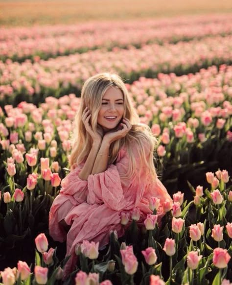 Inspiration Photoshoot, A Field Of Flowers, Spring Photoshoot, Flower Photoshoot, Barefoot Blonde, Pose Fotografi, Field Of Flowers, Tulip Fields, Have Inspiration