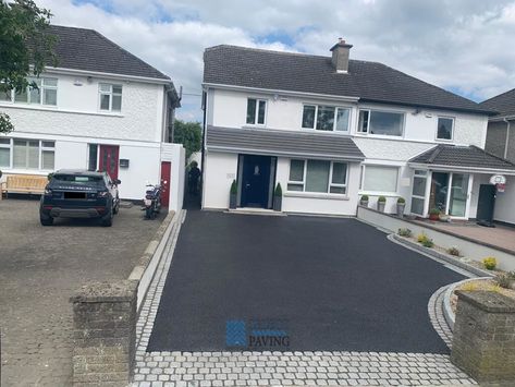 Tarmac Driveway Ideas Curb Appeal, Low Maintenance Driveway, Tarmac Driveway Ideas, Driveway Ideas Uk, Patio Ideas Ireland, Tarmac Drives, Tarmac Driveway, Cobbled Driveway, Driveway Apron