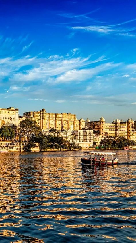 Udaipur Snapchat Story, Udaipur Wallpaper, Udaipur Architecture, Indian Tourist Places, Udaipur Aesthetic, Udaipur Trip, Udaipur City Palace, Palace Painting, Indian Fort