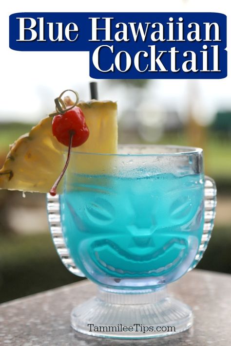 Blue Hawaii Drink, Blue Hawaiian Drink, Blue Hawaiian Cocktail, White Wine Sangria Recipe, Hawaiian Drinks, Hawaiian Cocktails, Batch Cocktails, Party Drinks Alcohol, Vodka Cocktails Recipes