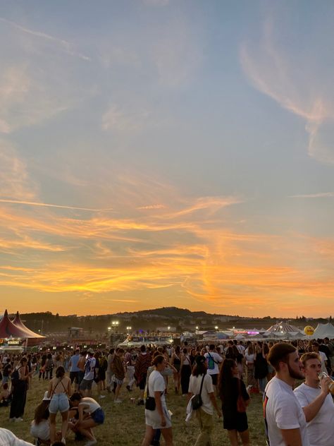 #festival #summer #sunset #solidays Folk Festival Aesthetic, Festival Astethic, Sundown Festival, Fest Aesthetic, Summer Festival Aesthetic, Sunset Music Festival, Pnw Summer, Music Festival Aesthetic, Summer Music Festival