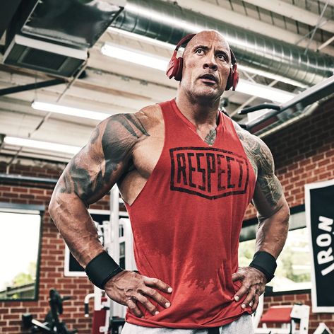 Those badass, clanking links aren't just to make his impressive lifts louder. Mens Fitness Motivation, Rock Johnson, The Rock Dwayne Johnson, Dwayne The Rock, Swimming Workout, Workout Aesthetic, Bodybuilding Motivation, Dwayne Johnson, 45 Years