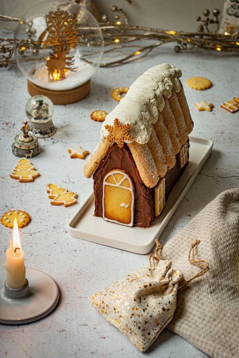 Maison de Noël chocolat et vanille #casseroleetchocolat #Chocolate #Vanilla #Christmas #House #maison #noel #chocolat #vanille #genoise #ganache #ganachemontee #biscuit #dessert #recettefacile #recette #pastry #patisserie House Cake, Xmas Cake, Christmas Gingerbread House, Christmas Food Desserts, Christmas Sweets, Xmas Food, Christmas Cooking, Christmas Snacks, Christmas Goodies