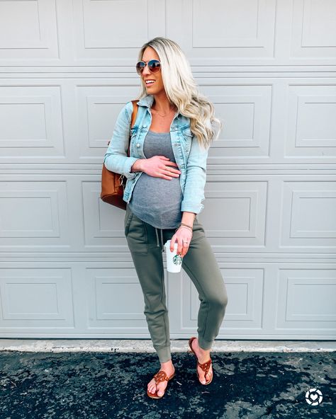 Jogger Pregnant Outfit, Jogger Maternity Outfit, Maturity Clothes Summer, Spring Bump Style, Maternity Joggers Outfit, Maternity Summer Outfits Casual, Spring Maternity Outfits Casual, Pregnancy Casual Outfits, Bump Style Spring