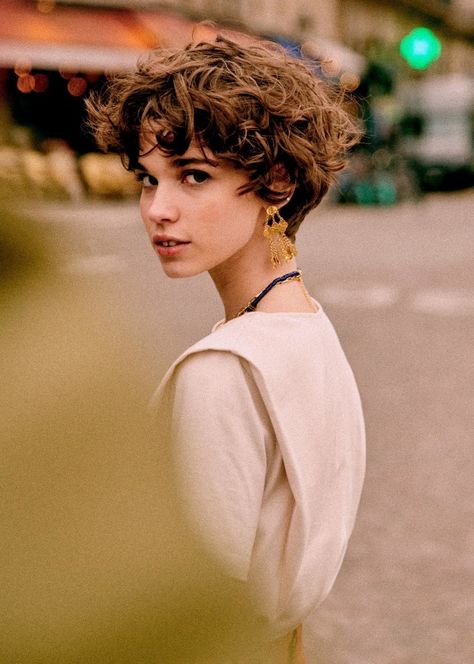 Paxton T-Shirt - Ecru - Organic Cotton - Sézane Pixie Bob Hairstyles, Curly Pixie Haircuts, Hair Inspiration Short, Curly Pixie, Short Curly Haircuts, Short Wavy Hair, Bob Haircuts, Curly Hair Cuts, Short Curly Hair