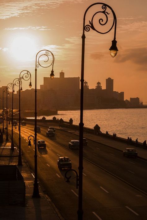 Catering Decor, Havana City, Cuba Pictures, Vintage Cuba, Cuba Photography, Cuba Photos, Cuba Havana, Mullet Haircut, Sun Setting