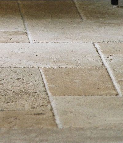 Large Travertine Tile Floor, Travertine Shower Floor, Tumbled Travertine Floors, Travertine Entryway, Travertine Bathroom Floors, Bathroom Royal, Travertine Floors Bathroom, Travertine Kitchen Floors, Limestone Bathroom Floor