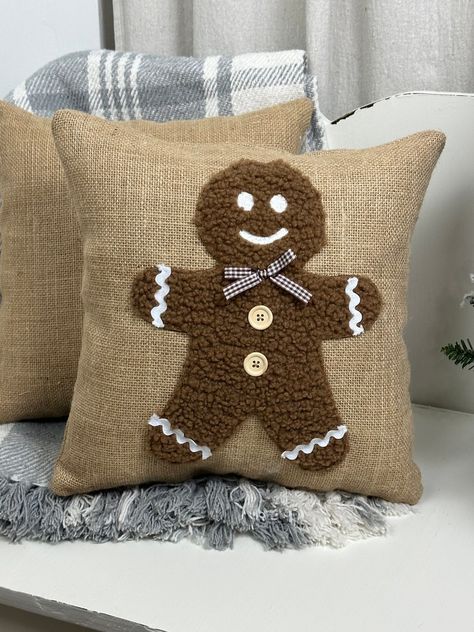 14 Gingerbread Burlap Pillow - Etsy Felt Pillow Ideas, Gingerbread Quilt, Gingerbread Pillow, Sweater Pillow Covers, Gingerbread Dolls, Sew Pillows, Christmas Stitching, Quilt Crafts, Quilted Pillows