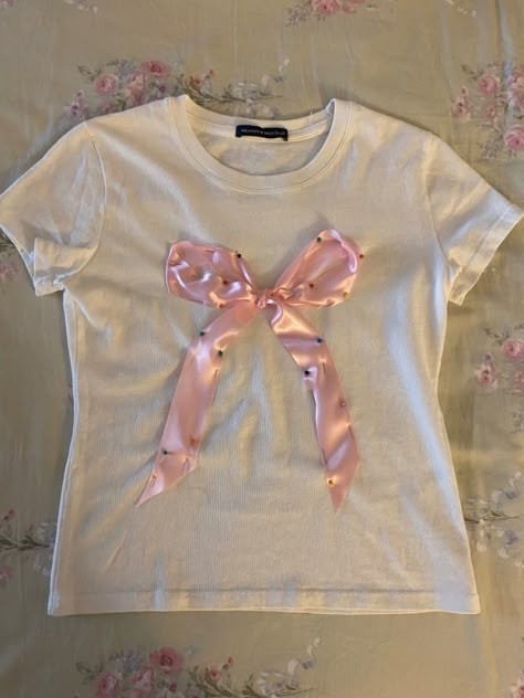 #handmade #embrodiery #ribbon #coquette #pink #sewing Preppy Chic Outfits, Upcycle Clothes Diy, Coquette Pink, Ribbon Shirt, Bow Shirts, Pink Bows, Sewing Ribbon, Fashion Project, Jeans Diy