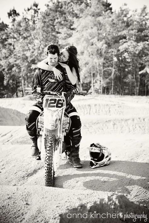 Motocross Wedding, Dirt Bike Couple, Motocross Couple, Bike Couple, Motorcycle Couple, Motocross Love, New Motorcycles, Photo Couple, Couple Shoot