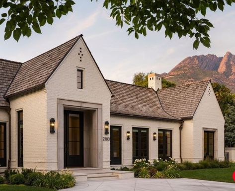 Transitional House Exterior, Exterior House Options, Luxury Ranch House, Transitional Modern Home, Luxury Ranch House Plans, Barn Conversion Exterior, European Exterior, Mcgee Style, Mountain Skyline