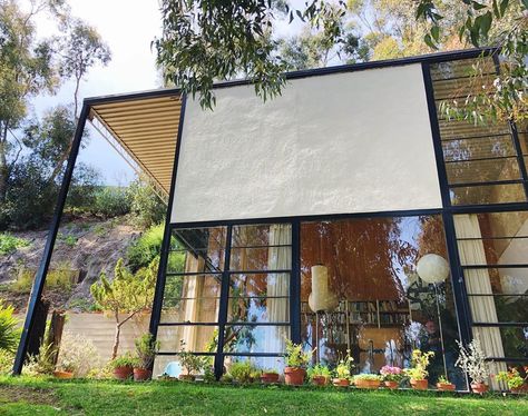 Jack McCarthy on Instagram: “The way it should be” Case Study House, Eames House, Case Study Houses, Modernist House, Architecture Magazines, Ray Eames, Natural Home Decor, Minimal Modern, Roof Design