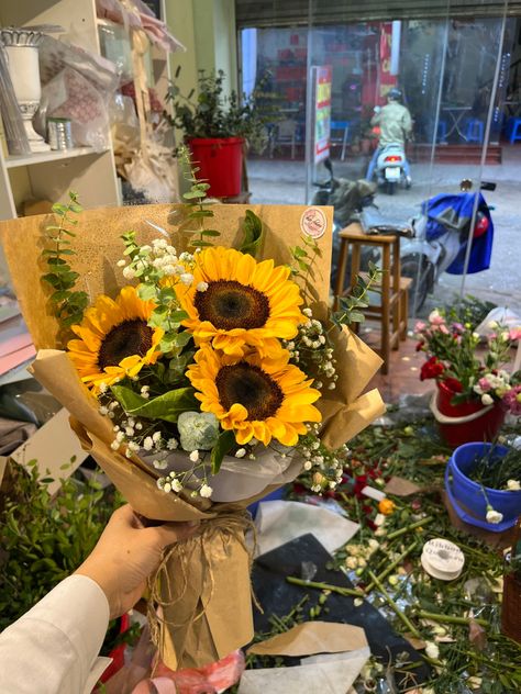 Sunflower Bouquet Ideas, Flower Bouquet Sunflower, Bouquet Sunflower, Cut Flower Farm, Fancy Flowers, Creative Dates, Sunflower Bouquet, Boquette Flowers, Sunflower Bouquets