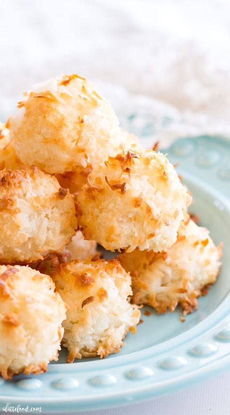 These easy homemade Coconut Macaroons are so simple to make and taste delicious! This Coconut Macaroon recipe has only 7 ingredients, making it the easiest gluten-free dessert! Plus, a step-by-step video below! coconut, gluten free, macaroons Gluten Free Coconut Macaroons, Easy Coconut Macaroons, Macaroon Cookies Recipe, Macaroon Cookie, Dessert Coconut, Coconut Macaroon Cookies, Macaroon Recipe, Coconut Macaroons Easy, Egg White Recipes