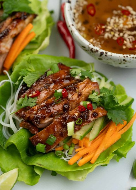 Vietnamese Lettuce Wrap - The flavours of kitchen Chinese Garlic Chicken, Vietnamese Recipes Chicken, Vietnamese Dipping Sauce, Garlic Sauce For Chicken, Sweet Chili Shrimp, Vietnamese Chicken, Asian Meals, Breakfast Appetizers, Cherry Tomato Pasta