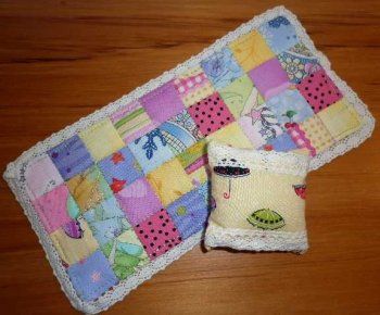 Barbie Quilt Barbie Doll Quilt Patterns, Barbie Quilt, Barbie Blanket, Doll Blanket, Barbie Knitting Patterns, Baby Clothes Quilt, Doll Quilt, Barbie Diy, Mini Quilts