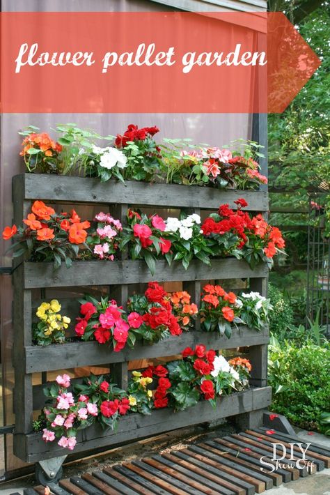 Flower Pallet GardenDIY Show Off ™ – DIY Decorating and Home Improvement Blog #LetsGro Cheap Garden Beds, Shed Inspiration, Palette Garden, Vertical Pallet Garden, Herb Garden Pallet, Pallet Projects Garden, Diy Shows, Pallet Planter, Cement Planters