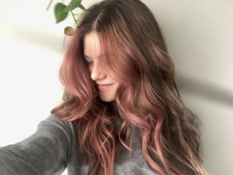 Rose Gold Highlights, Pink Streaks, Rose Gold Brown, Rose Gold Hair, Balayage Brunette, Sassy Hair, Dye My Hair, Dream Hair, Fall Hair