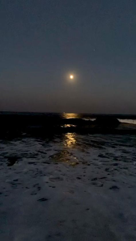 Low Exposure Video, Moon Beach Aesthetic, Beach Video Aesthetic, Mar Video, Night Surfing, Moon Videos, Sea At Night, Night Ocean, Dark Beach