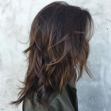 Layered Dark Brown Hair with Highlights Chocolate Brown Hair Dye, Rich Brown Hair, Dark Chocolate Brown Hair, Golden Brown Hair, Chocolate Brown Hair Color, Hair Color Chocolate, Medium Brown Hair, Brown Hair Dye, Medium Layered Hair