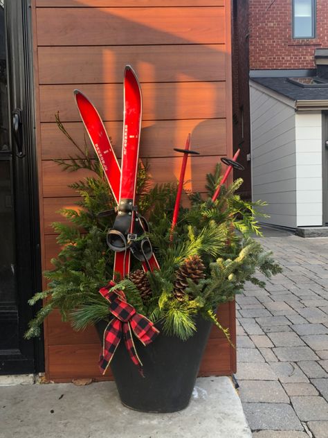 Christmas Ski Decorations Front Porches, Ski Poles Decor Christmas, Old Skis Decor Christmas, Painted Sleds Ideas, Christmas Skis Decoration, Holiday Urn, Camp Christmas, Christmas Window Boxes, Antique Skis